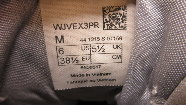 Load image into Gallery viewer, Used Warrior Lacrosse Cleats - Size 6
