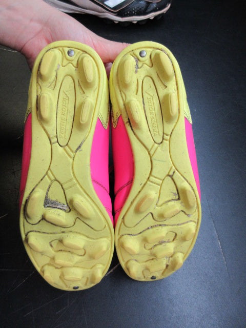 Load image into Gallery viewer, Used Victor Sierra Kids Cattura MD Soccer Cleats - Size 5.5
