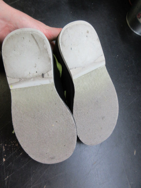 Load image into Gallery viewer, Used Pyramid Men's Skull Bowling Shoes - Size Youth 12
