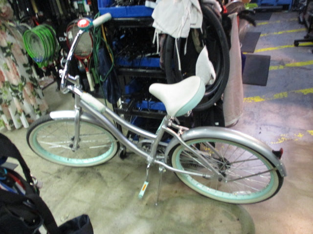 Load image into Gallery viewer, Used Huffy Cranbrook 24&quot; Girls Beach Cruiser
