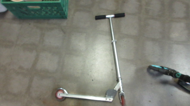 Load image into Gallery viewer, Used Razor Foldable Kids Scooter

