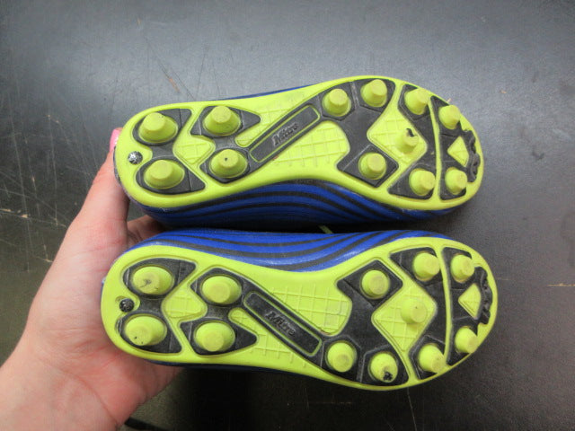 Load image into Gallery viewer, Used Mitre Soccer Cleats - Size Youth 10
