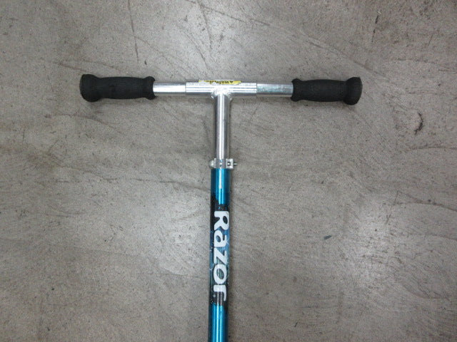 Load image into Gallery viewer, Used Razor A5 Lux Kick Scooter
