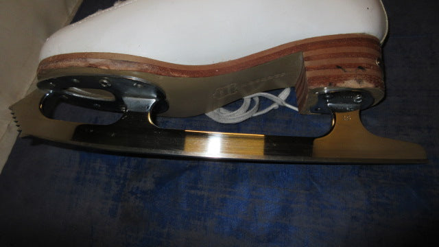 Load image into Gallery viewer, Used Jackson Elle Ice Skates Adult Size 8B - small wear
