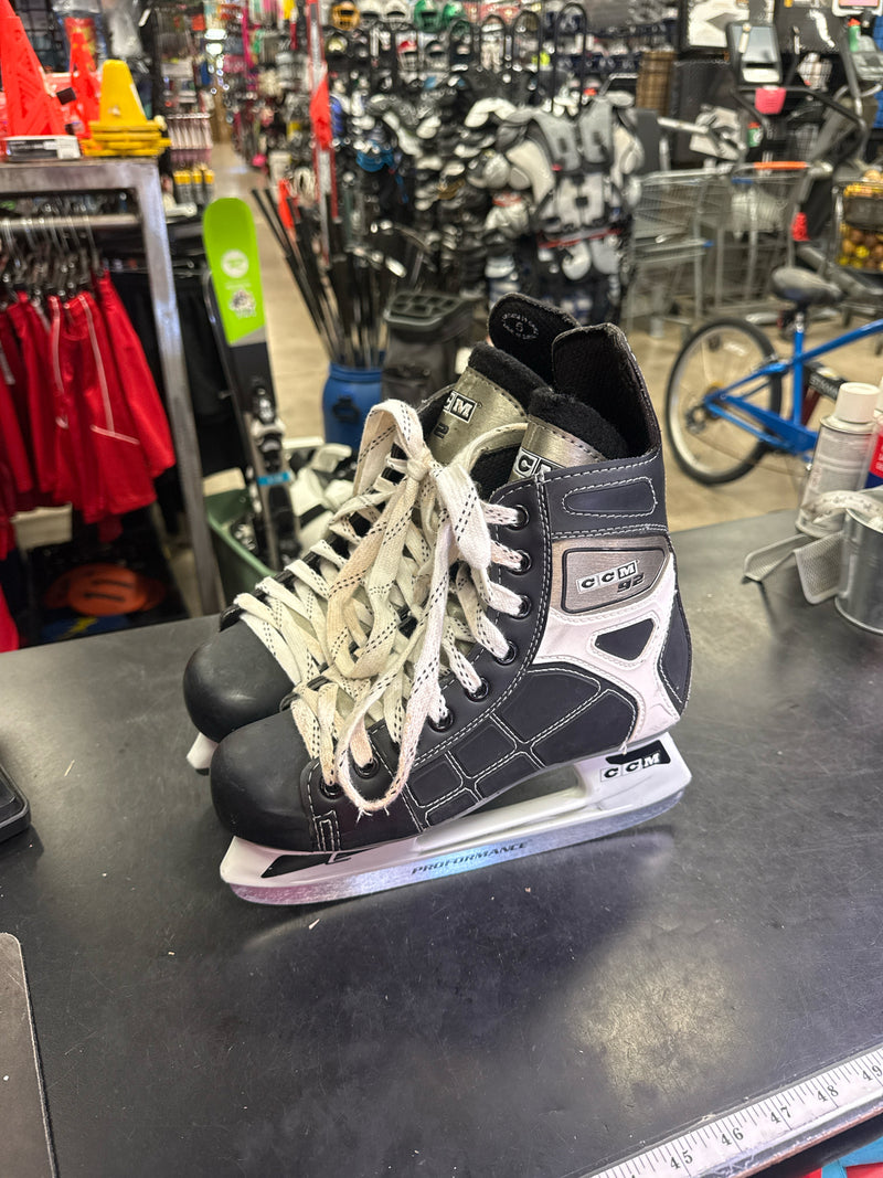 Load image into Gallery viewer, Used CCM 92 NHL Ice Hockey Skates Size 5
