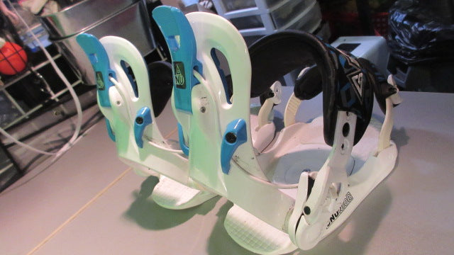 Load image into Gallery viewer, Used GNU Junior Snowboard Bindings w/ Hardware
