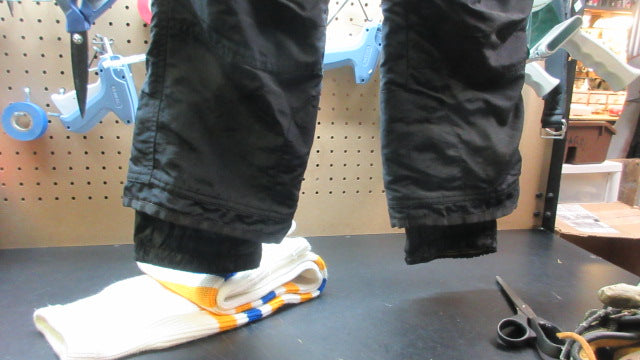 Load image into Gallery viewer, Used Suisse Sport Winter Snow Pants - Size Youth 10
