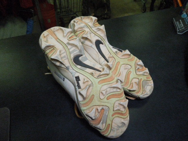 Load image into Gallery viewer, Used Nike Hyperdiamond 4 Softball Cleats in White Size 4Y

