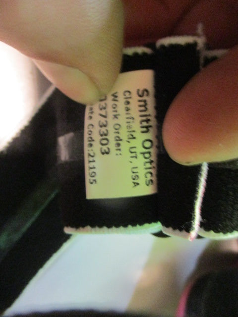 Load image into Gallery viewer, Used Smith Optics Youth Goggles
