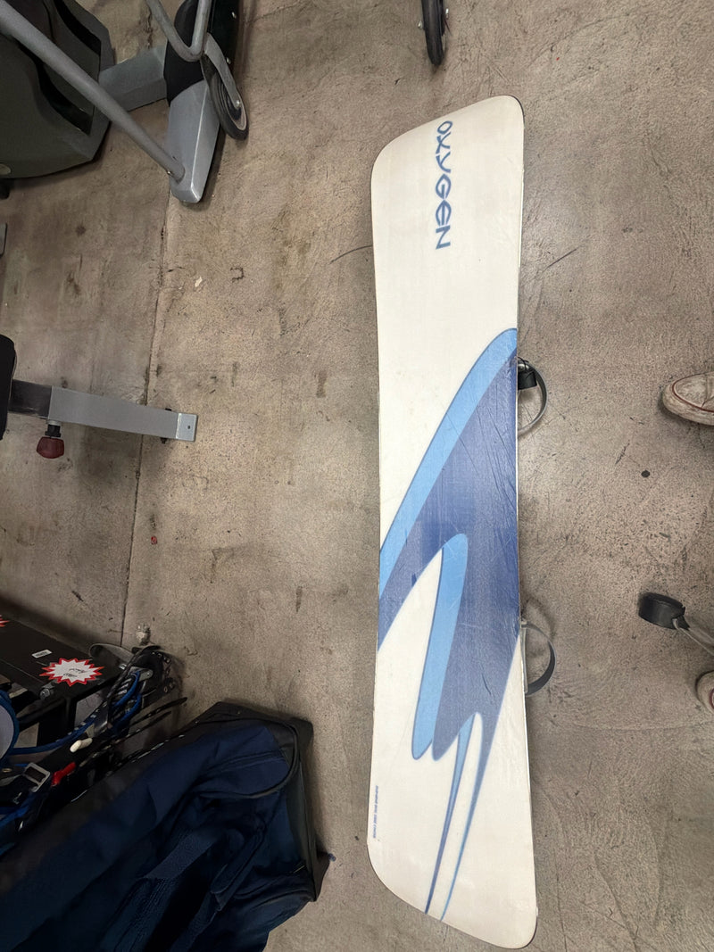 Load image into Gallery viewer, Used Oxygen Globe 55 157cm Snowboard w/ Forum Bindings
