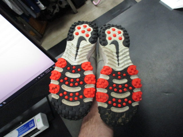 Load image into Gallery viewer, Used Nike Turf Shoes Size 2.5
