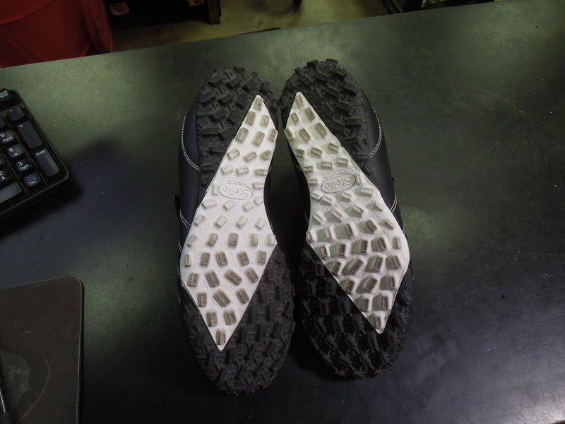 Load image into Gallery viewer, Used Stelle Youth Cleats Size 6
