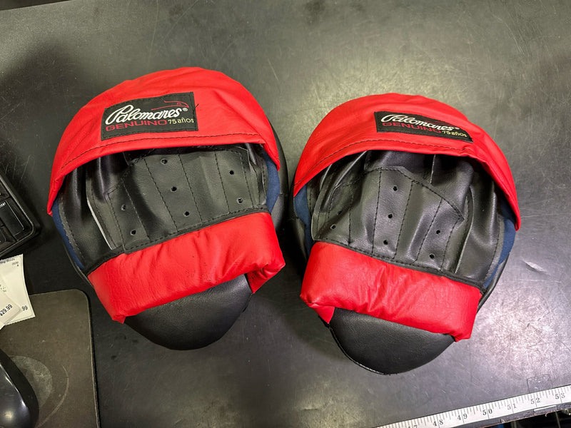 Load image into Gallery viewer, Used Palomares Genuine 75 Striking Mitts
