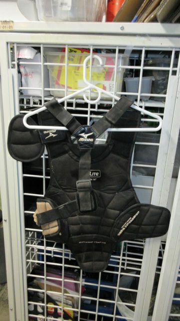 Load image into Gallery viewer, Used Mizuno Drylite Youth 14&quot; Chest Protector
