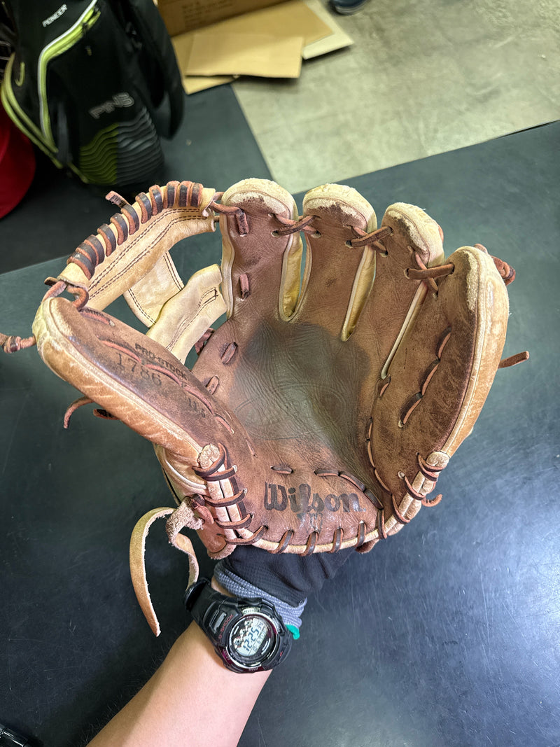 Load image into Gallery viewer, Used Wilson A2000 1786 Pro Stock 11.5" Tan Leather Glove RHT
