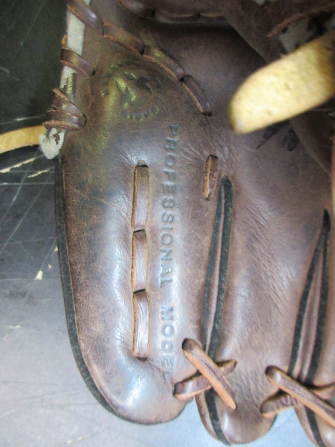 Load image into Gallery viewer, Used Mizuno Franchise 11" Professional Model Glove - RHT
