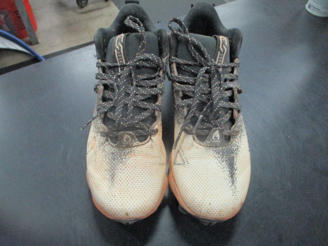 Load image into Gallery viewer, Used Under Armour Spotlight Franchise 2.0 Youth Cleats Size 4Y
