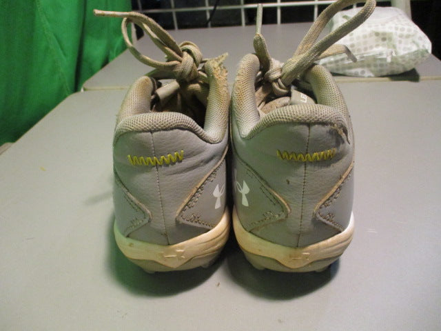 Load image into Gallery viewer, Used Under Armour Leadoff Size Youth 3 Cleats

