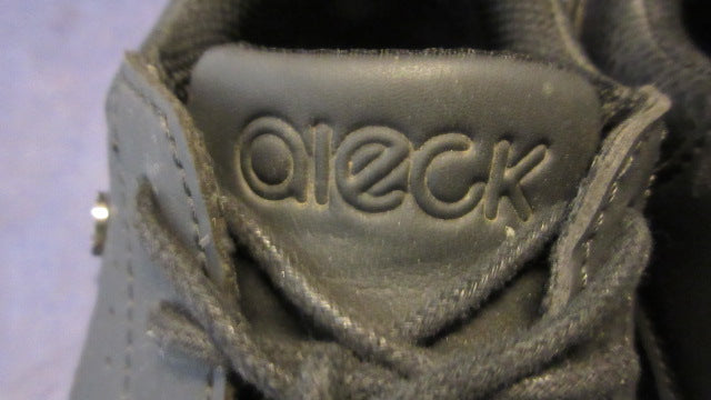 Load image into Gallery viewer, Used Aleck Golf Shoes Adult Size 7
