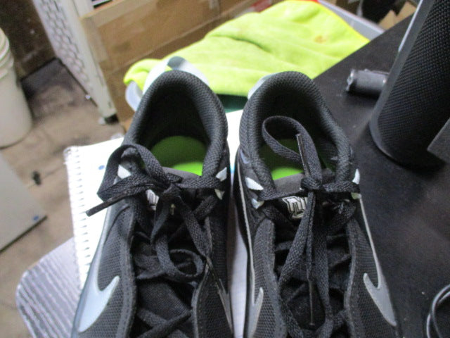 Load image into Gallery viewer, Used Nike Team Hustle Basketball Shoes - Size Youth 5
