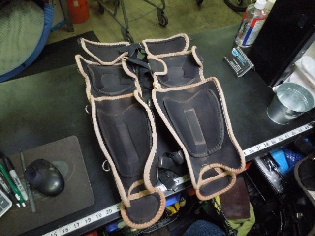 Load image into Gallery viewer, Used Under Armour Jr Victory Series UALG2-JRVS Black Catcher Shin Guards 17"
