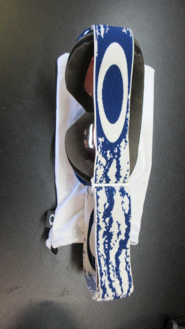 Load image into Gallery viewer, Used Oakley Snowboarding Goggles
