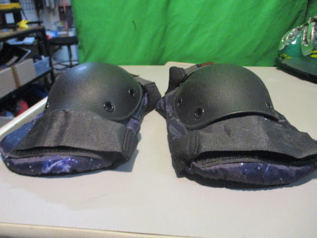 Load image into Gallery viewer, Used Eight Ball Adult Skating Knee Pads
