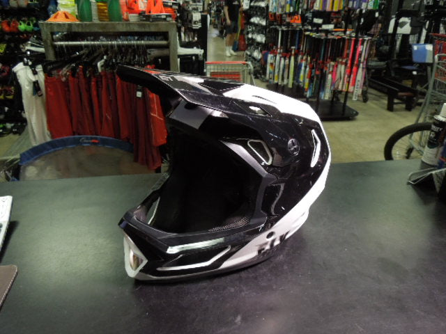 Load image into Gallery viewer, Used Fly Racing Rayce Full Face Helmet in Black Size Youth Medium
