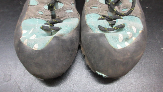 Load image into Gallery viewer, Used La Sportiva Women's Tarantulace Climbing Shoes - Size 7.5
