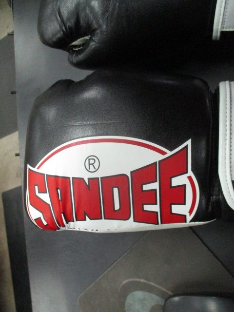 Load image into Gallery viewer, Used Sandee Thailand Esentials 16oz Gloves
