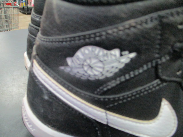 Load image into Gallery viewer, Used Nike Air Jordan Black/White Cleats Size 4.5
