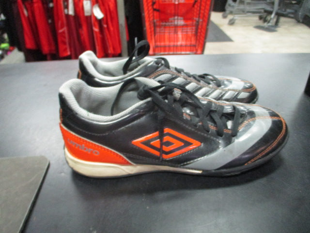 Load image into Gallery viewer, Used Umbro Dynamis Size 5 Indoor Soccer Cleats
