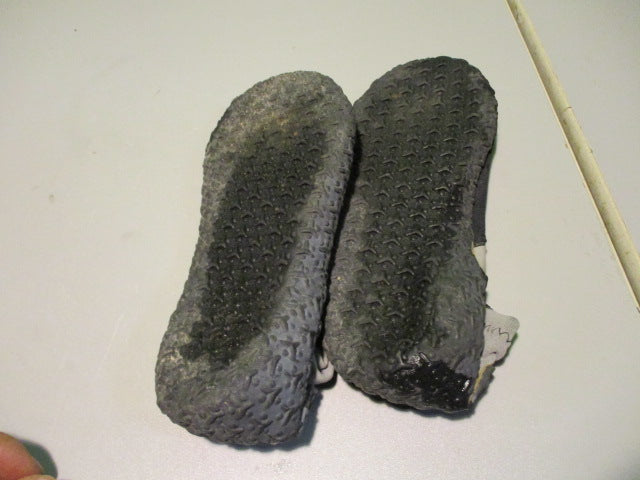 Load image into Gallery viewer, Used Quicksliver Size 6 Water Shoes
