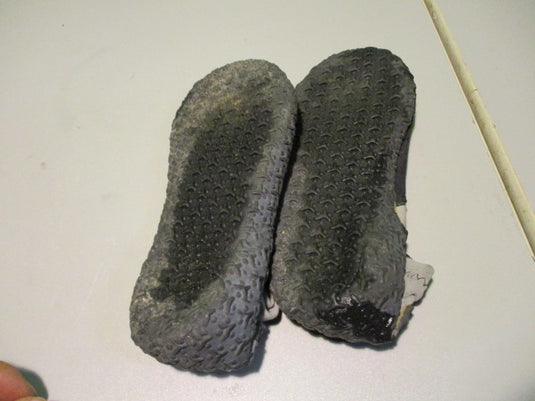 Used Quicksliver Size 6 Water Shoes