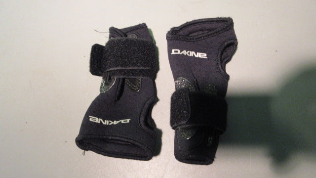 Load image into Gallery viewer, Used Dakine Size Small Black Snow Wrist Guards

