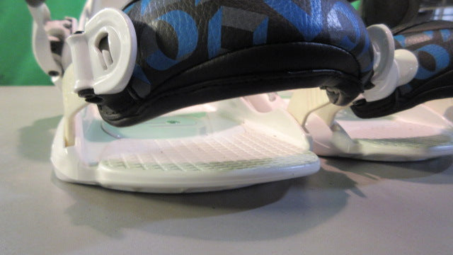 Load image into Gallery viewer, Used GNU Junior Snowboard Bindings w/ Hardware
