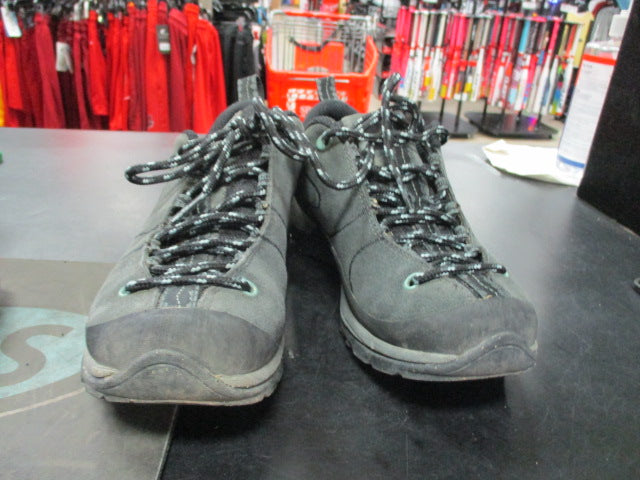 Load image into Gallery viewer, Used Patagonia Vibram Size Womens 5 Hiking Shoes
