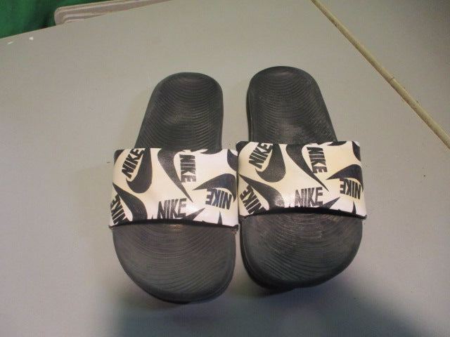 Load image into Gallery viewer, Used Nike Slider Sandals Size 4
