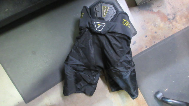 Load image into Gallery viewer, Used CCM Tacks 3092 Junior Hockey Breezers - Size JR XL
