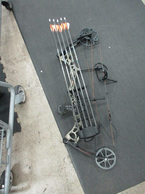 Load image into Gallery viewer, Used Cabelas Optimus Compound Bow W/ 5 Arrows - RH
