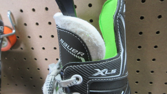 Load image into Gallery viewer, Used Bauer X-LS Hockey Skates - Size 2
