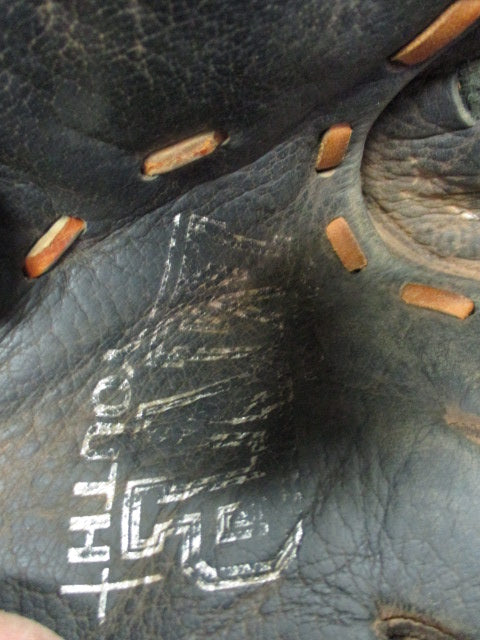 Load image into Gallery viewer, Used Mizuno MVP Youth Glove - RHT
