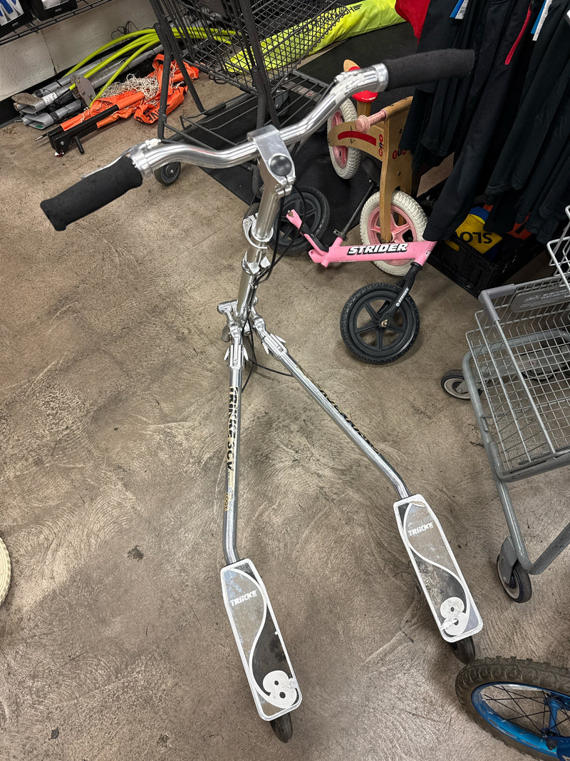 Load image into Gallery viewer, Used Trikke 8 3CV 3 Wheeled Carving Scooter

