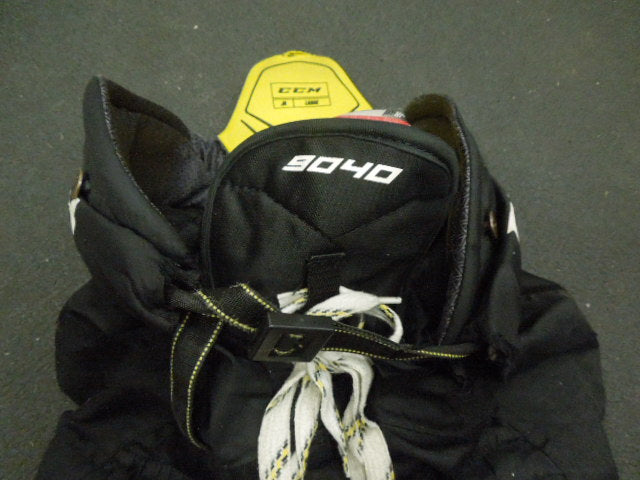 Load image into Gallery viewer, Used CCM Tacks 9040 Hockey Breezers Size Junior Large
