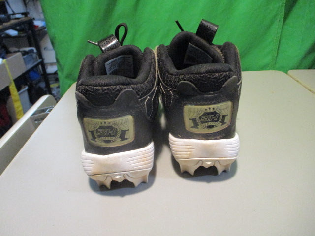 Load image into Gallery viewer, Used Under Armour BH Show Size Youth 5.5 Cleats
