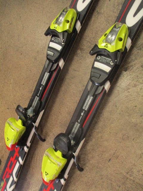 Load image into Gallery viewer, Used Fischer Race 140cm Skis w/ FD7 Bindings
