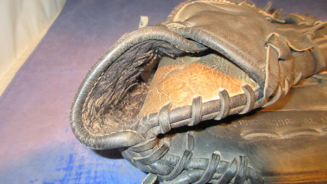 Load image into Gallery viewer, Used Mizuno MVP Prime 11.75&quot; Glove - RHT - small wear
