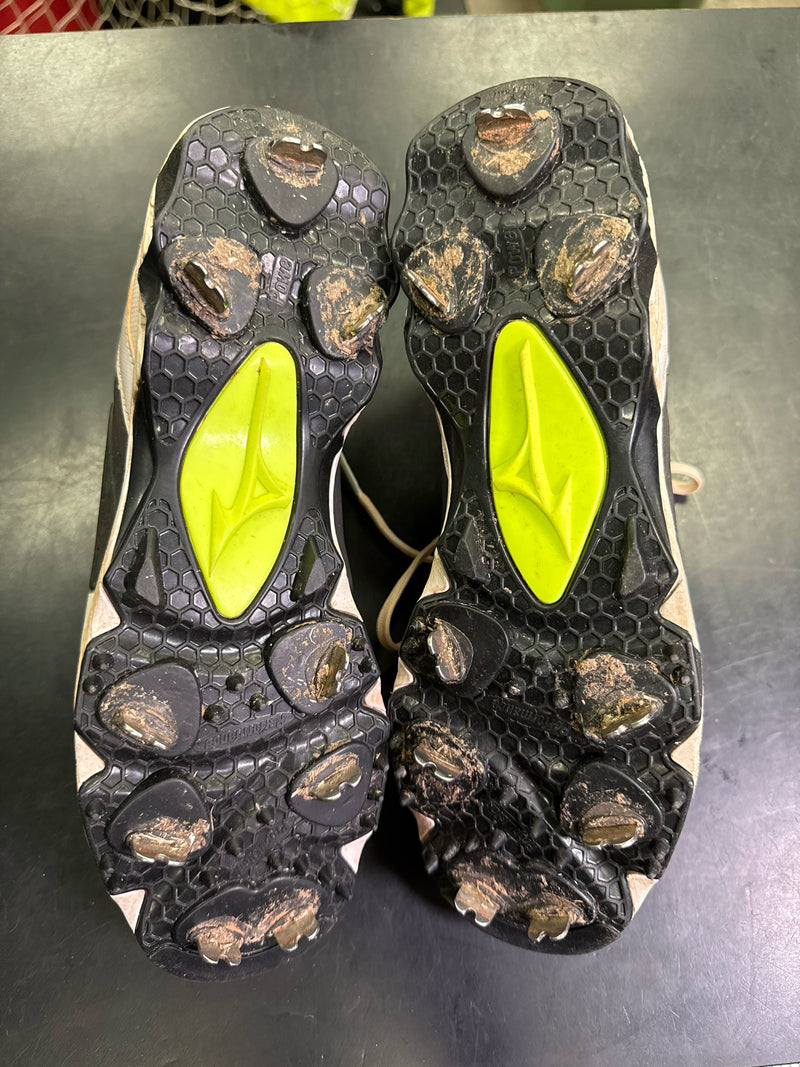 Load image into Gallery viewer, Used Mizuno 9 Spike Metal Cleats Size 8.5
