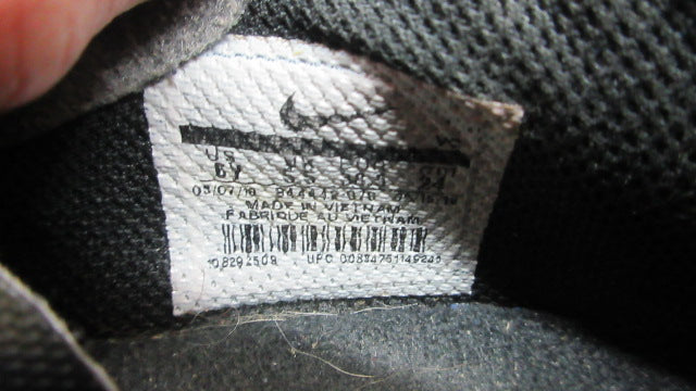 Load image into Gallery viewer, Used Nike Soccer Cleats - Youth Size 6
