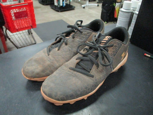 Load image into Gallery viewer, Used Under Armour Leadoff Cleats in Black Size 9.5
